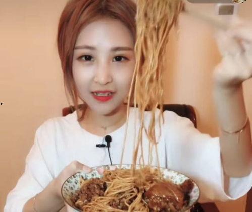 猫妹妹吃猪蹄视频,萌态十足引网友热议