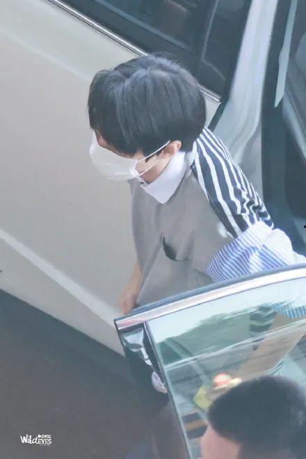 王俊凯现身机场视频,青春偶像魅力四溢